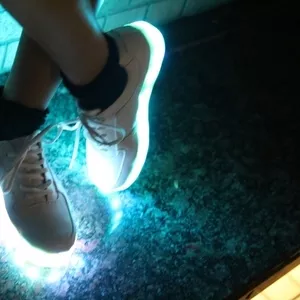 Светящиеся кроссовки с LED подошвой хит сезона