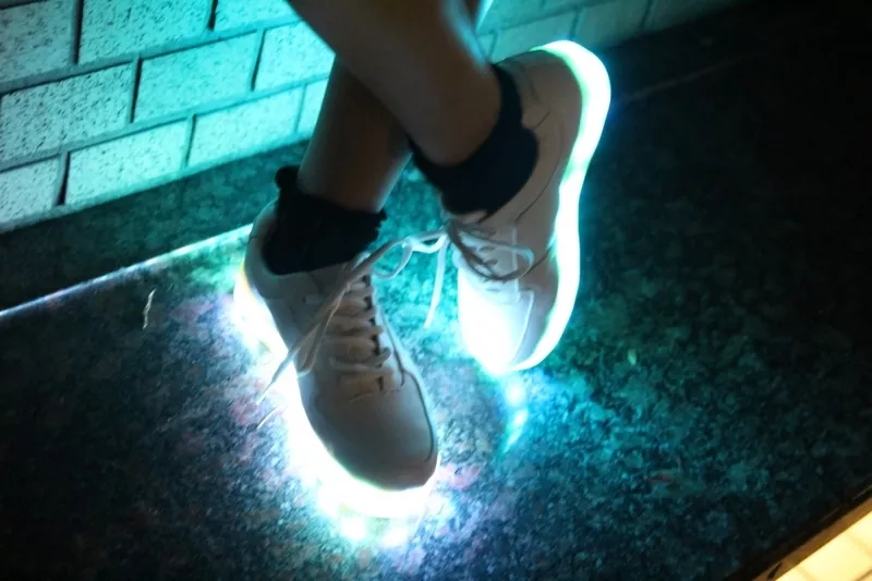 Светящиеся кроссовки с LED подошвой хит сезона